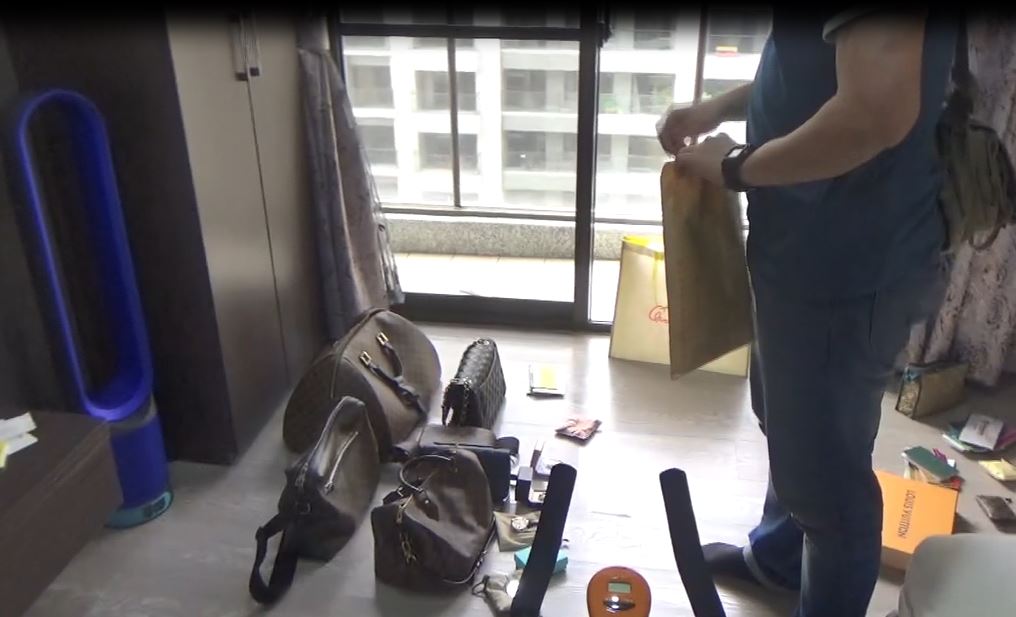 林嫌家中的不法證物鋪滿地板，足見其貪瀆金額之多。