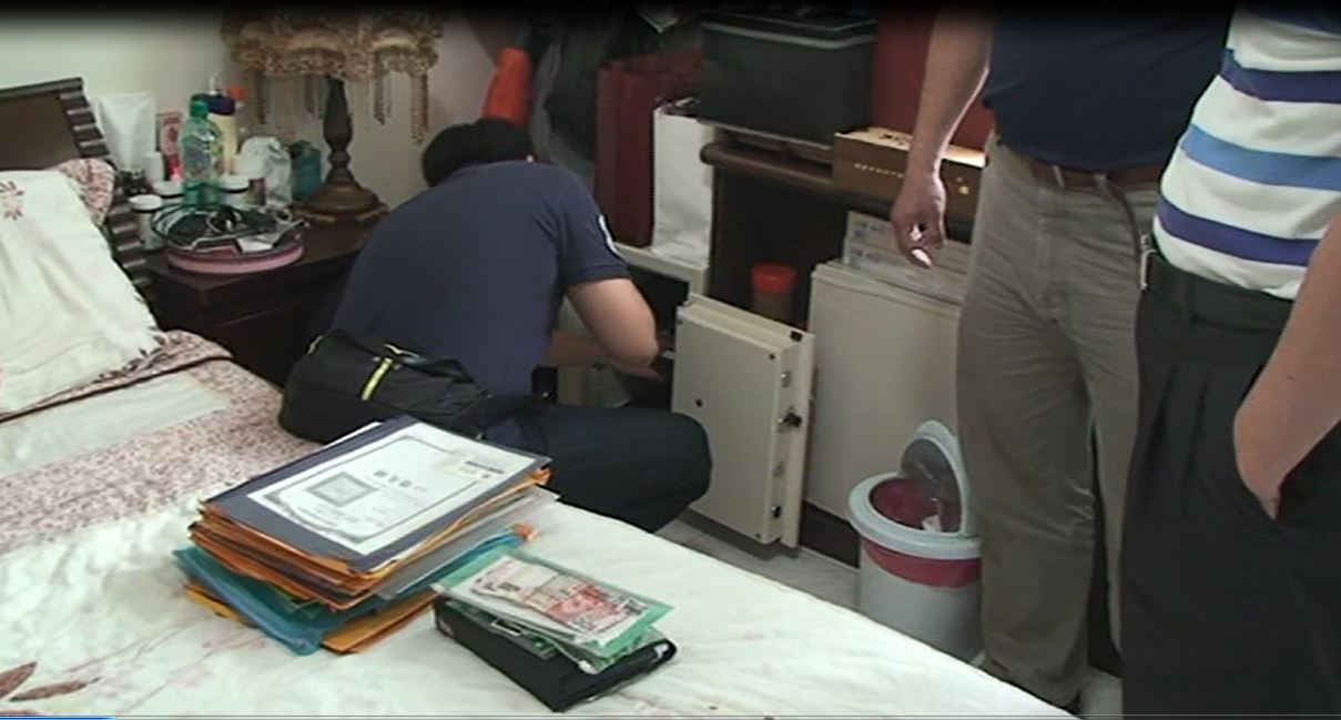 檢警至多人家中搜索，起出偽造帳冊、單據等不法證物。