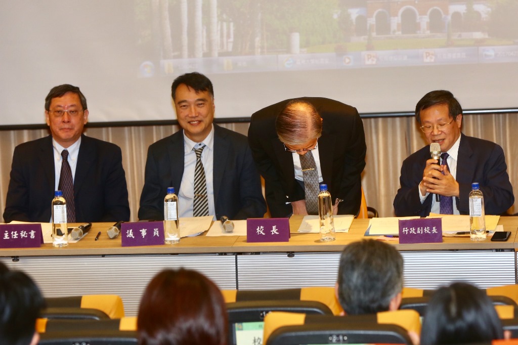台大校長楊泮池主持會議一開始就再度念聲明,表達不願意續任的心情,並向校務會議代表鞠躬致歉。