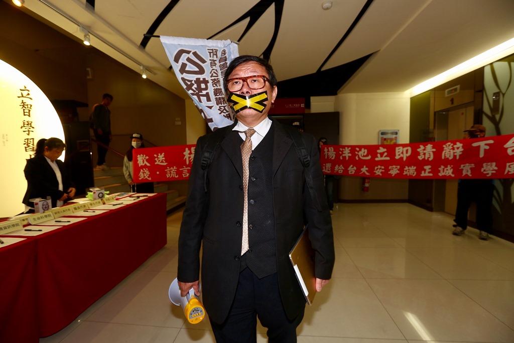 台大王姓退休老師一早就到臨時校務會意外抗議,並與行政人員發生拉扯,最後才被請離會議室。