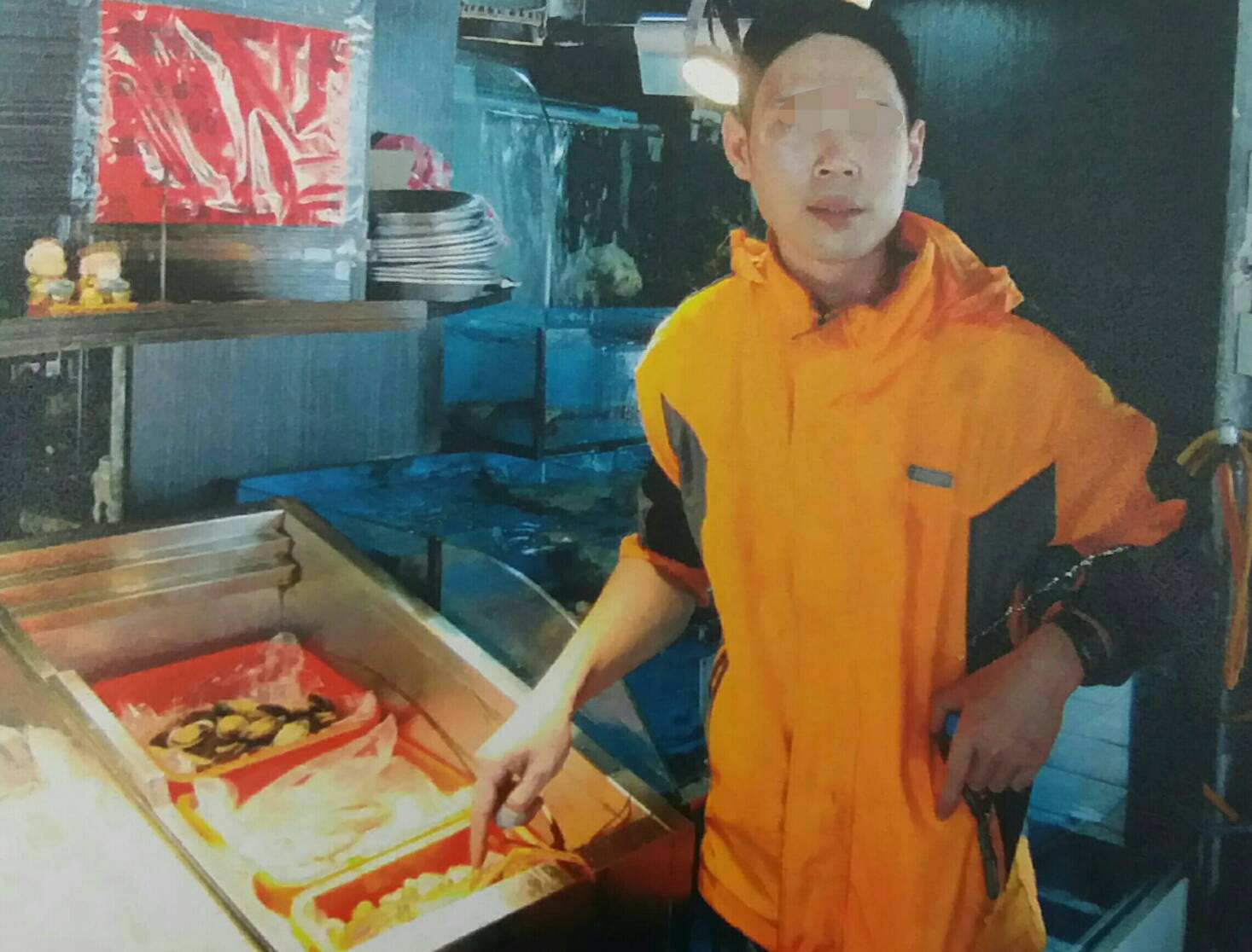 張男不到1分鐘就將龍蝦釣起，所幸店員隨即發現攔下。
