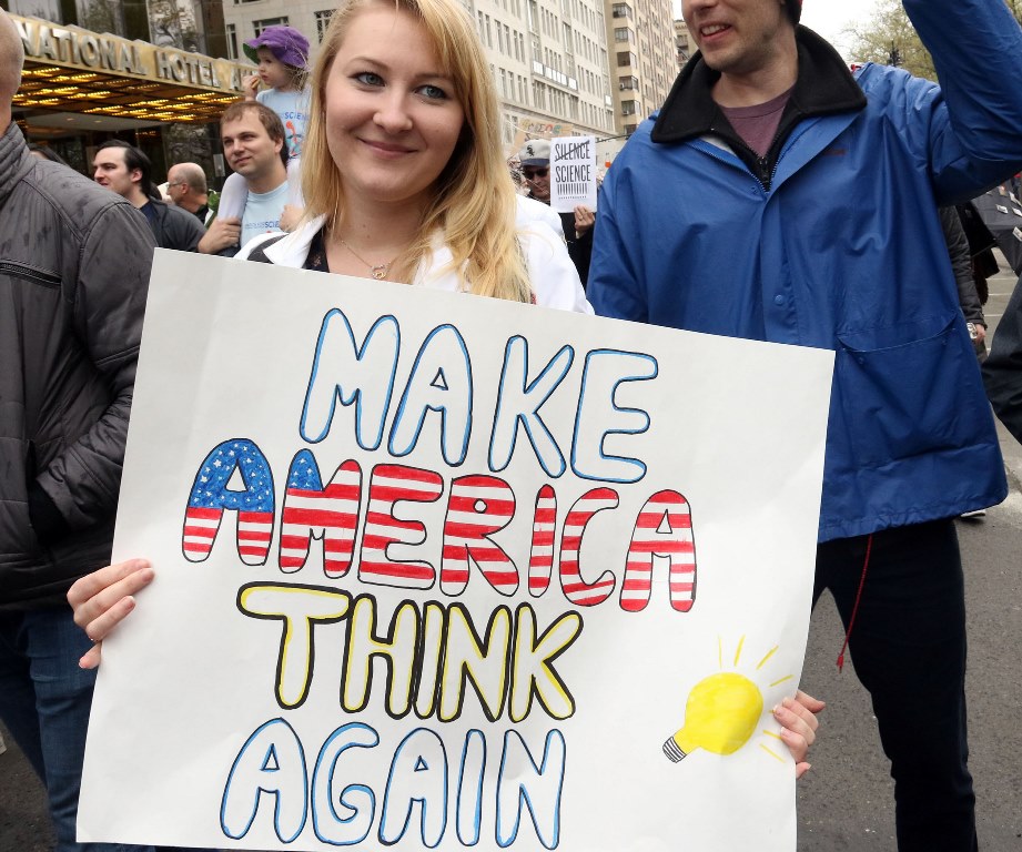 美國紐約舉行的科學大遊行，民眾舉著一張諷刺川普的標語。