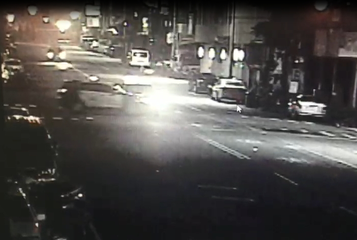 2台趕赴追逐古惑仔車輛的警車，竟在路上相撞，造成多名員警受傷，並波及路旁車輛及住家。