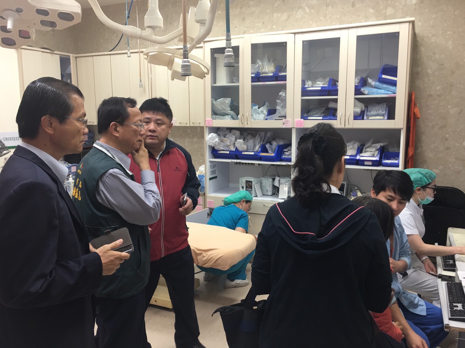 台中市警局長陳嘉昌趕赴醫院探視執勤車禍的同仁。