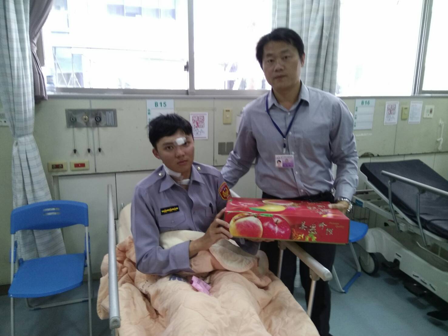 受輕傷的西屯所員警羅健智（左），在觀察後已出院。