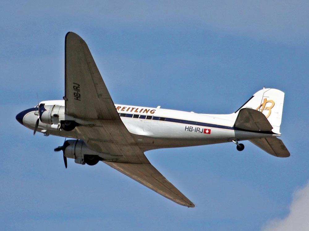 此架DC-3（HB-IRJ）於1940年出廠，原本被交付與美國航空公司（American Airlines），但於1942~44年間被美軍徵用（軍用編號C-47），之後輪流於多家民間公司服務，最後落腳於BREITLING機隊。