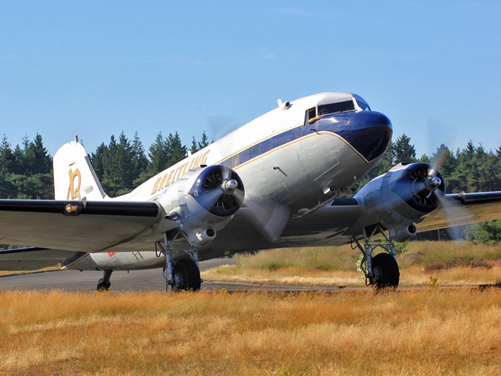 來自瑞士BREITLING機隊旗下的DC-3古董飛機（國際編號HB-IRJ），即將於本週二（4/25）13:20降落台北松山國際機場囉！！