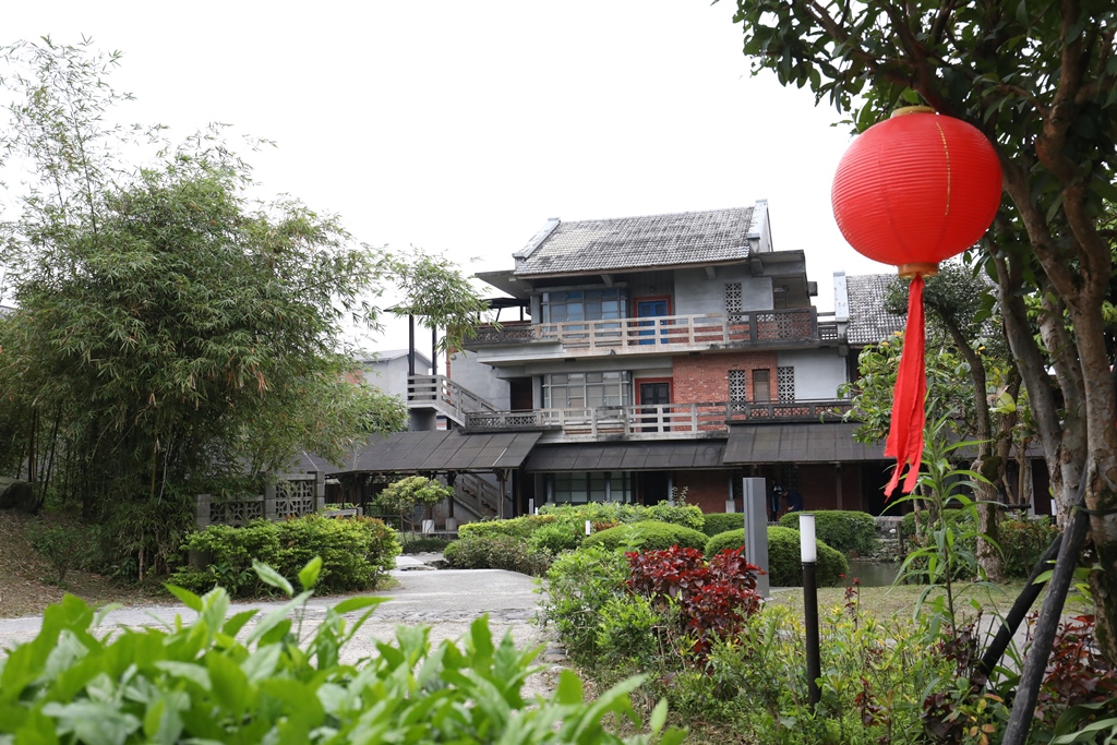 習藝住宿區以樹叢花木自然分隔區域，是閩南建築與江南庭園小橋流水的混合體。