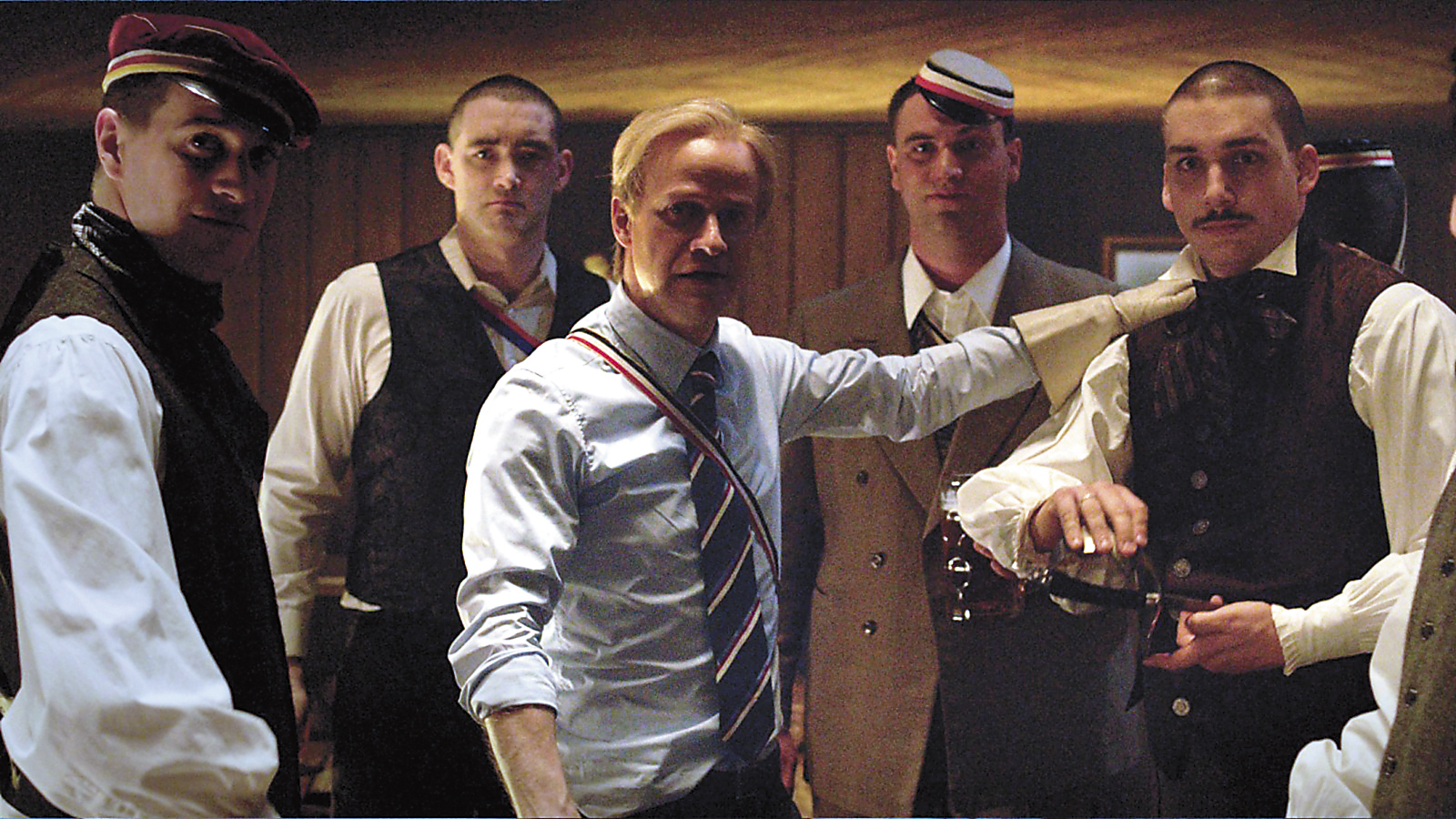 《風水逝家》以黑色幽默喜劇包裝戰爭背後的人性糾葛，題材有趣，可惜角色發展與結局並不如預期完善。（網路圖片）