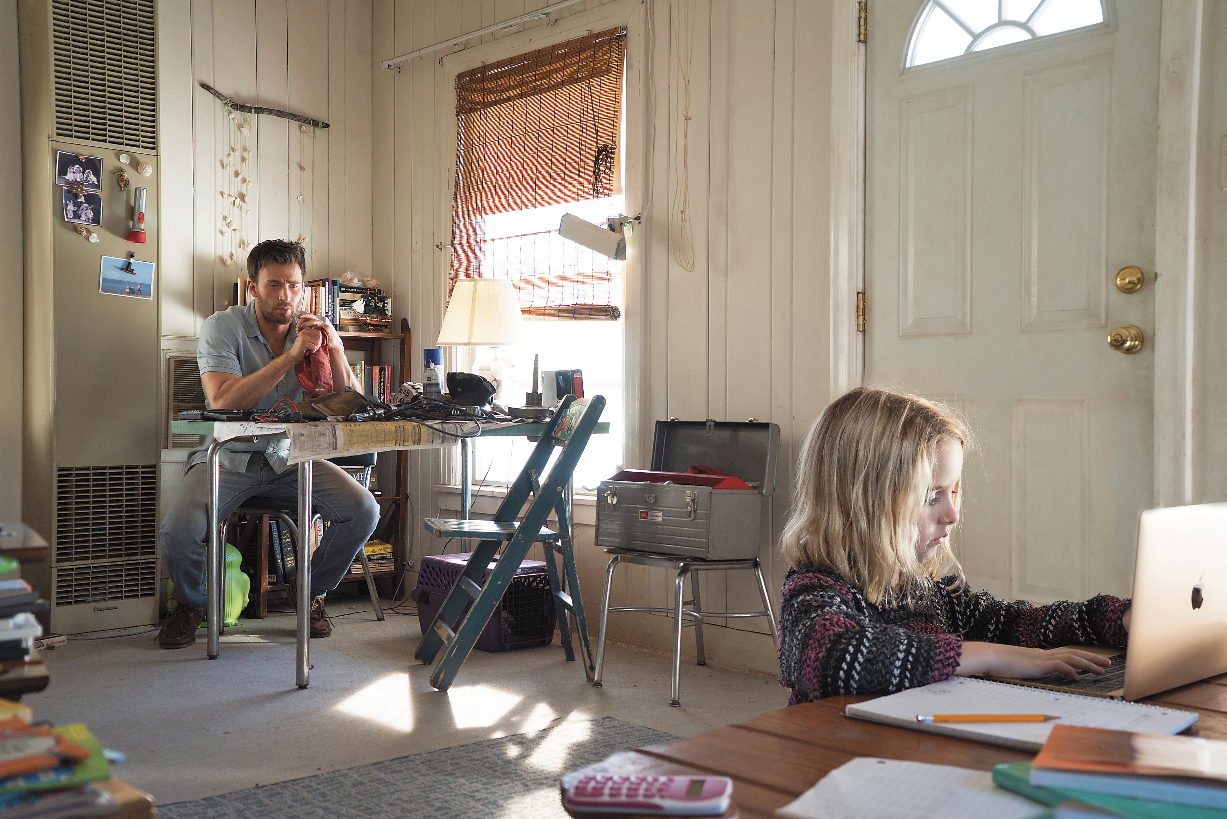 克里斯伊凡（左）不希望天才外甥女的平凡快樂童年生活被剝奪，堅決反對女孩的外婆搶走撫養權。（福斯提供）