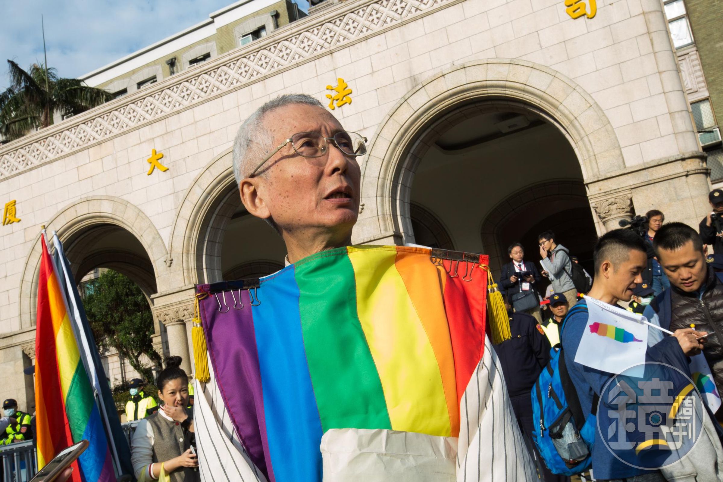 司法院大法官針對同性婚姻保障問題，經邀請聲請人祁家威等人開庭後，訂5月24日公布解釋文。