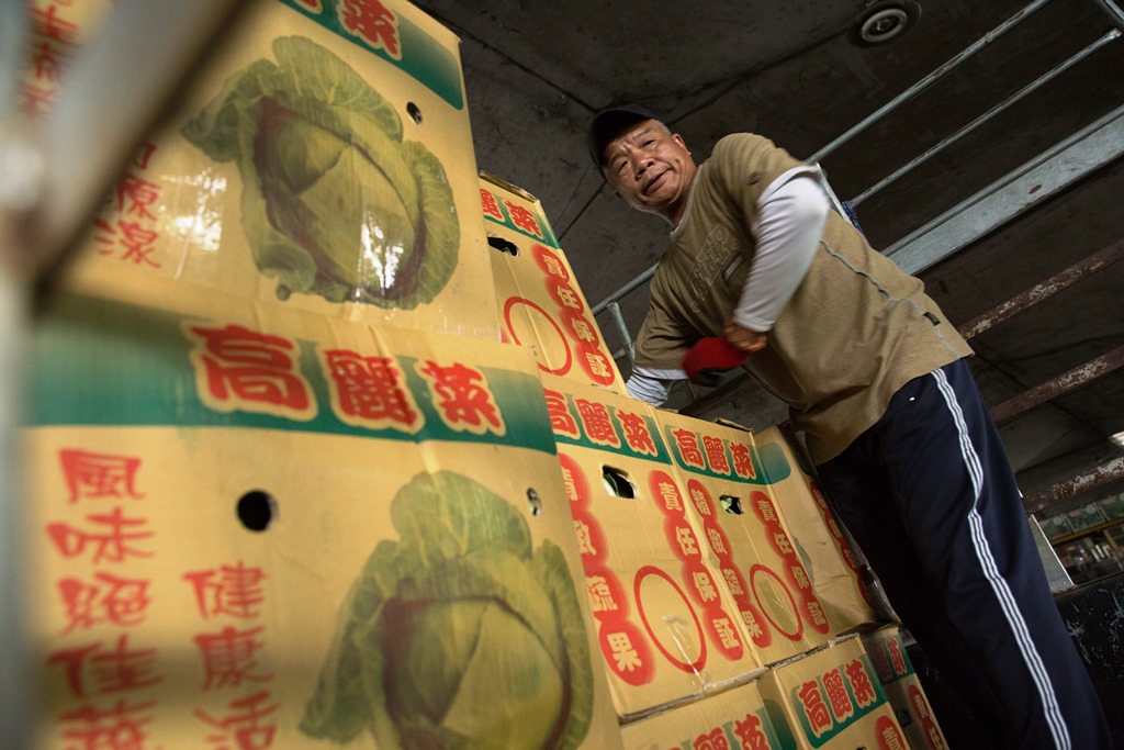 徐金發雖然已經60歲了,在果菜市場當搬菜工人卻不見老態,10分鐘就搬滿一整車了。