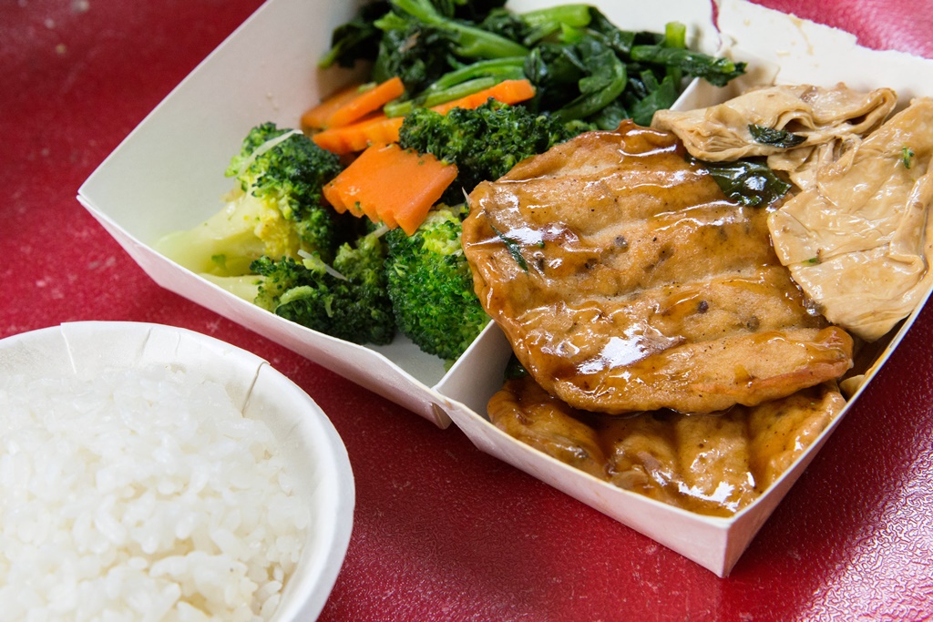 這個素食便當很下飯,徐金發配了大量白飯,好培養體力應付下午的工作。
