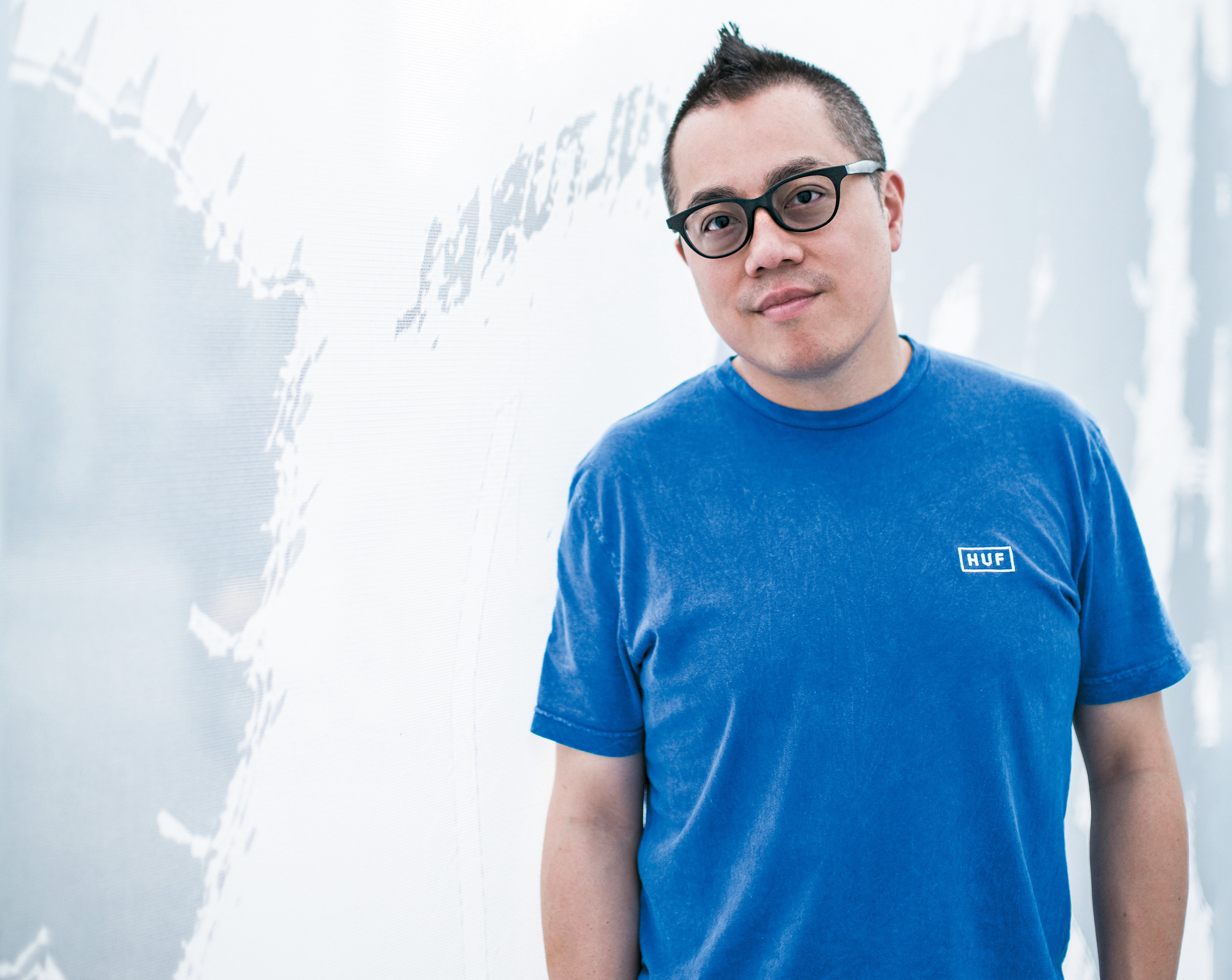  「坐在桌子前都創作不出來，反而是參加其他電影的首映會，要等明星等很久，就在那邊寫很多場戲。」 