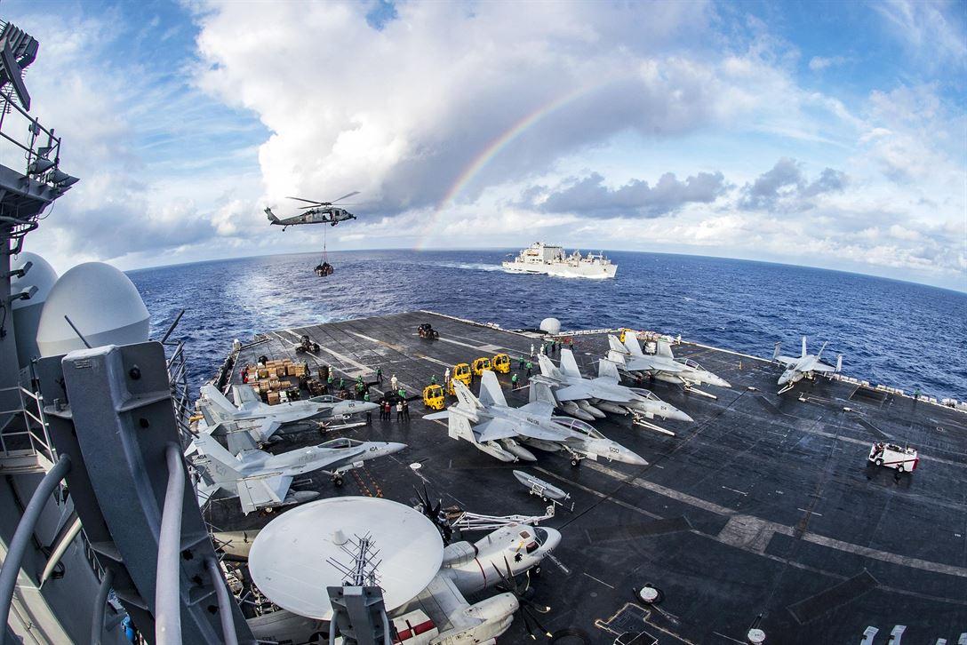 駛往東北亞的美國卡爾文森號航空母艦今年初進行的直升機海上垂直補給演練。（美國國防部網站）