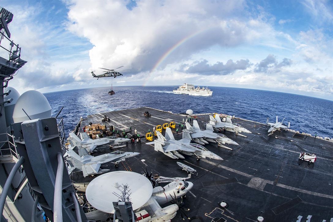 駛往東北亞的美國卡爾文森號航空母艦今年初進行的直升機海上垂直補給演練。（美國國防部網站）