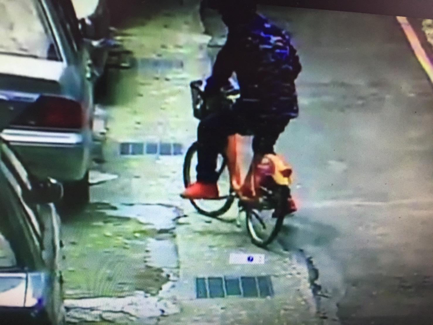 楊男騎著腳踏車到處偷竊,但他腳上的紅鞋卻讓他的行蹤露了餡。