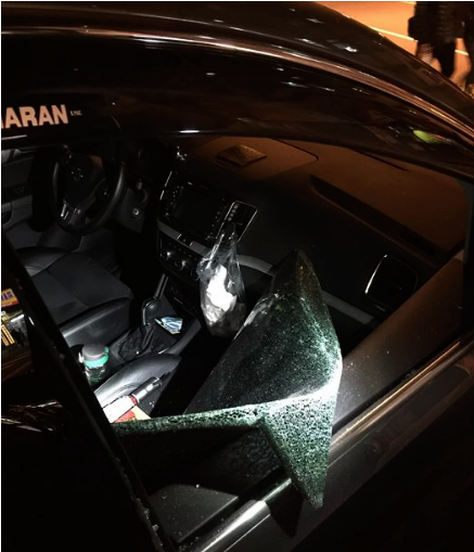 楊男用自備的擊破器砸破車窗，將車內值錢財物搜刮一空。