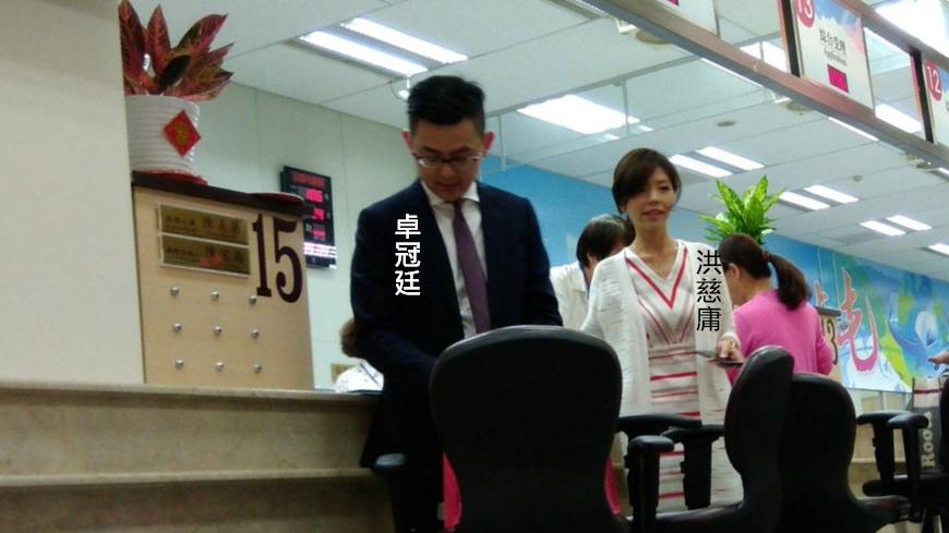台中市政府新聞局長卓冠廷,今(24日)日下午在臉書證實已和立委洪慈庸登記結婚。(讀者提供)