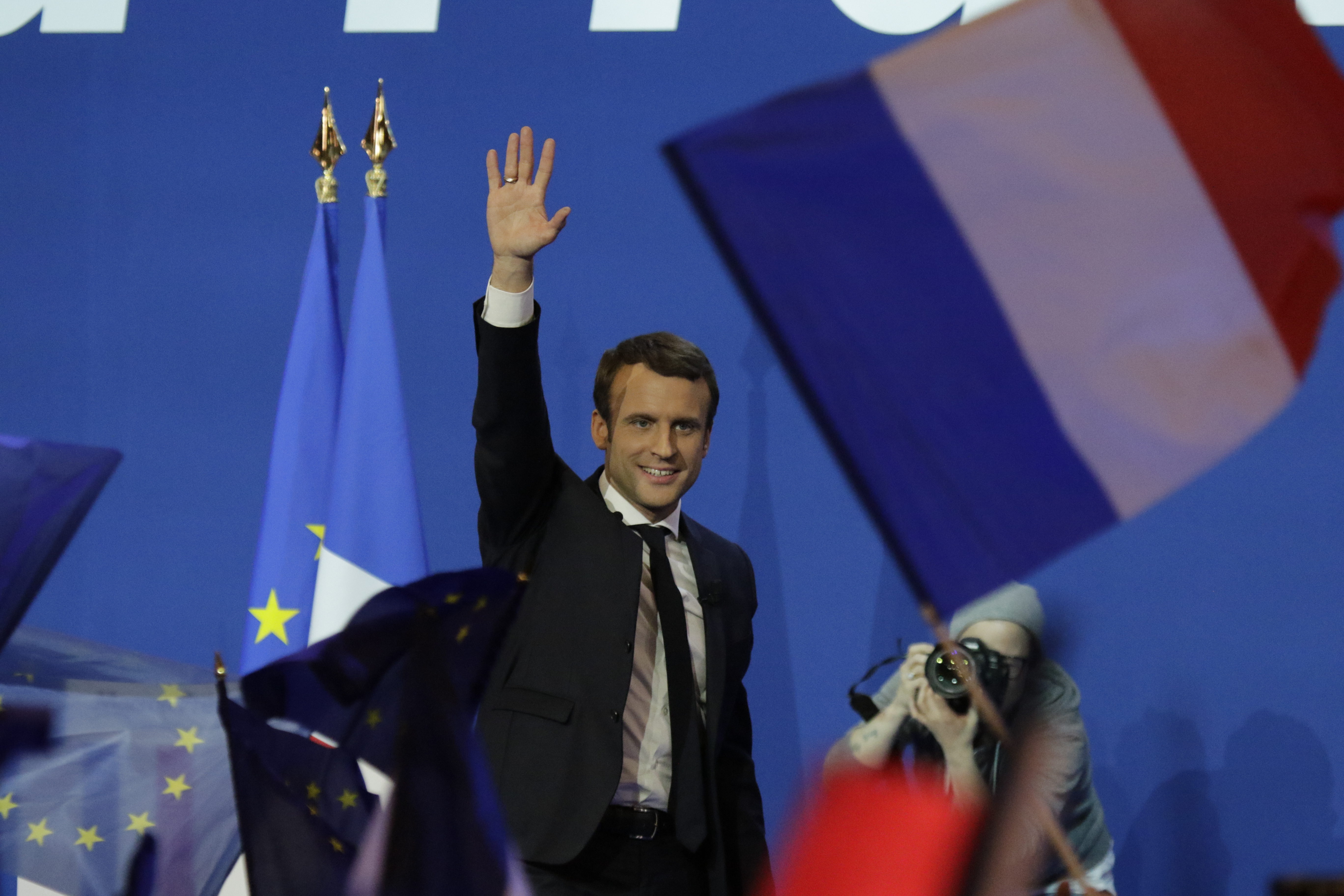 中間派的馬克宏在法國總統選舉第一輪得票第一而勝出，將在5月7日與極右派的勒龐決戰。且很可能成為法國史上最年輕的總統。