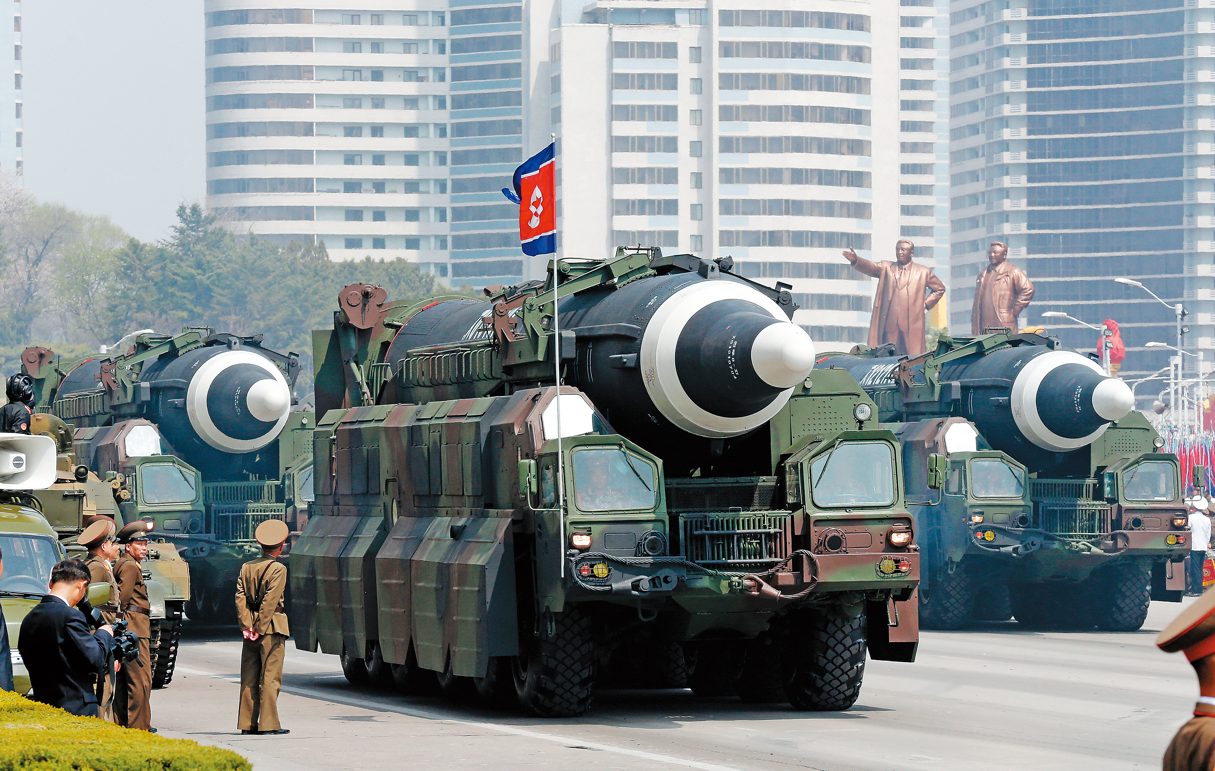 最近市場因地緣政治風險升高，債券基金又成為大家關注標的。圖為北韓展現軍事實力。（東方IC）