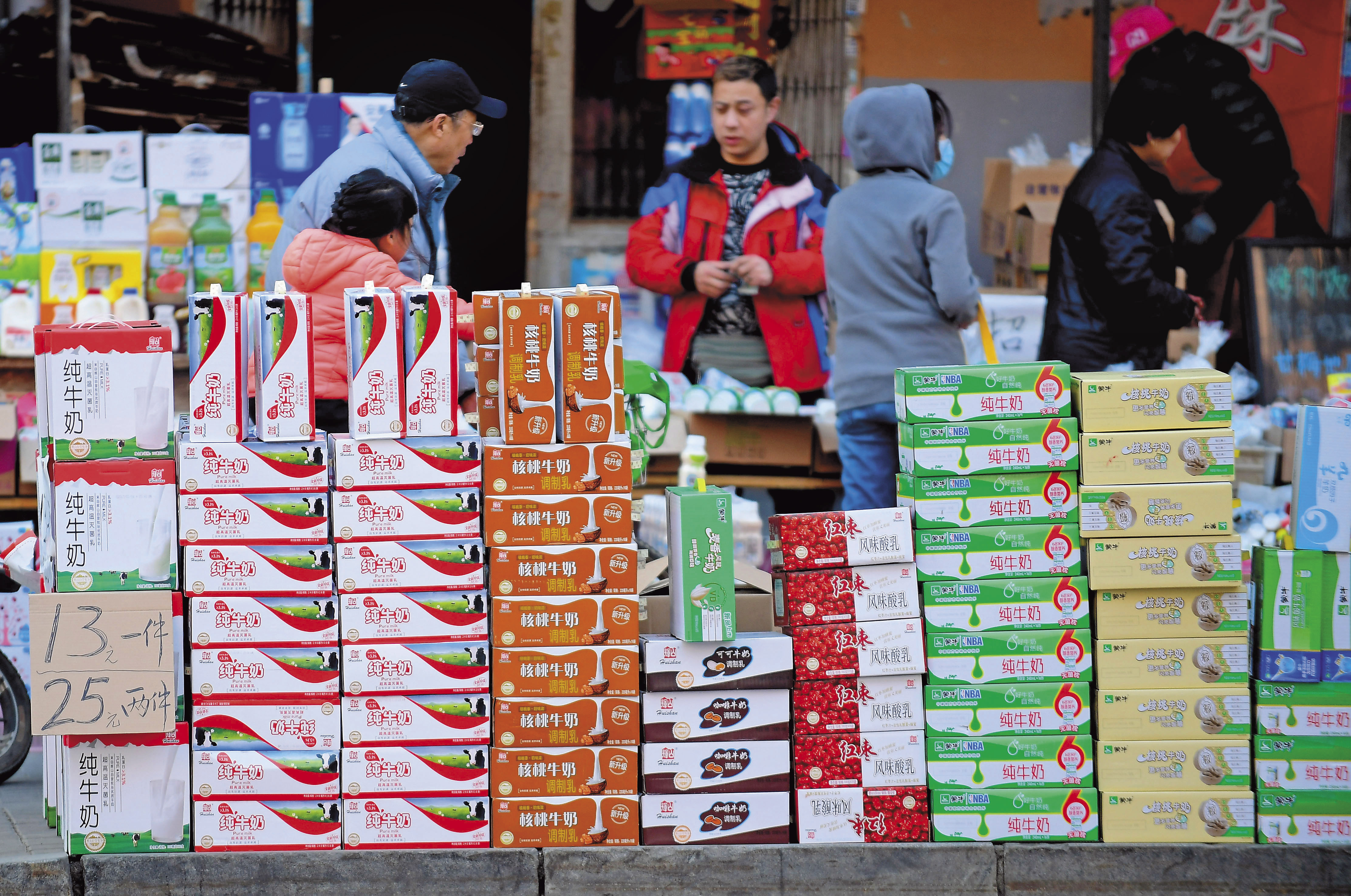 當資金與信用創造能力開始縮水，龐氏騙局就會露出破綻，3月底市值蒸發近42億美元的輝山乳業就是一例。圖為輝山乳業財務危機爆發後拍賣產品。（東方IC）