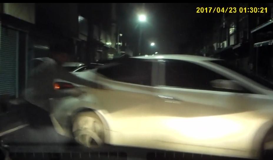 陳嫌見警查緝急著想要上車，卻被情急脫逃的同夥丟包。