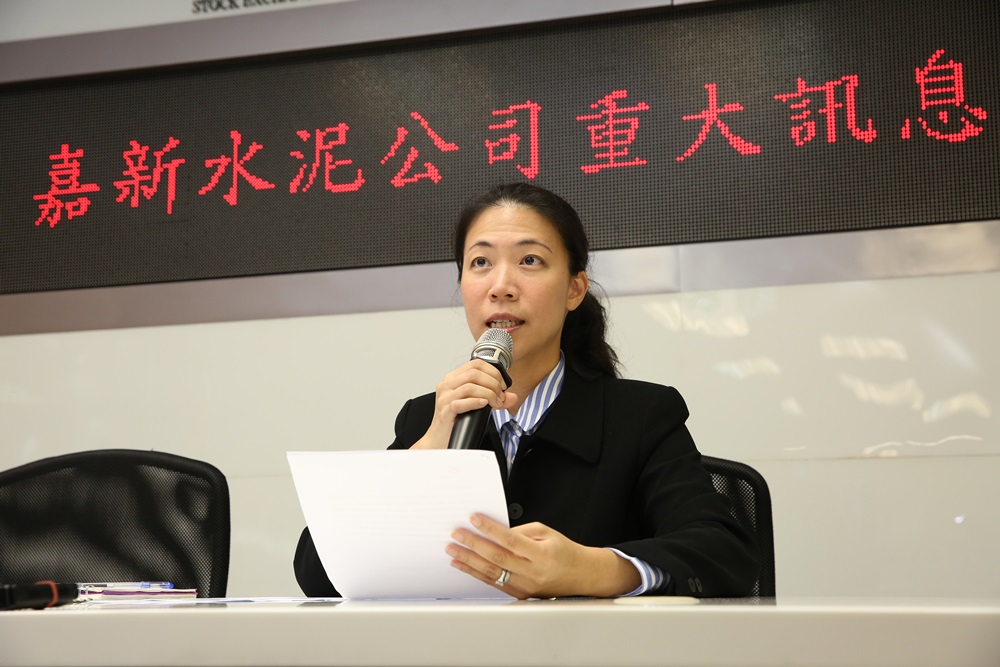 嘉泥執行副總王立心宣布，嘉泥董事會同意以換股方式，支持台泥提出收購且私有化香港子公司台泥國際的計畫。