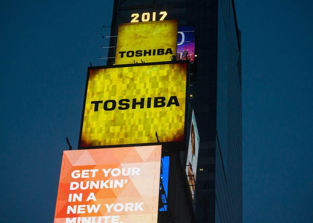 日本半導體大廠東芝的廣告，在紐約時報廣場高高閃爍著，面對的卻是被列強搶奪的命運。