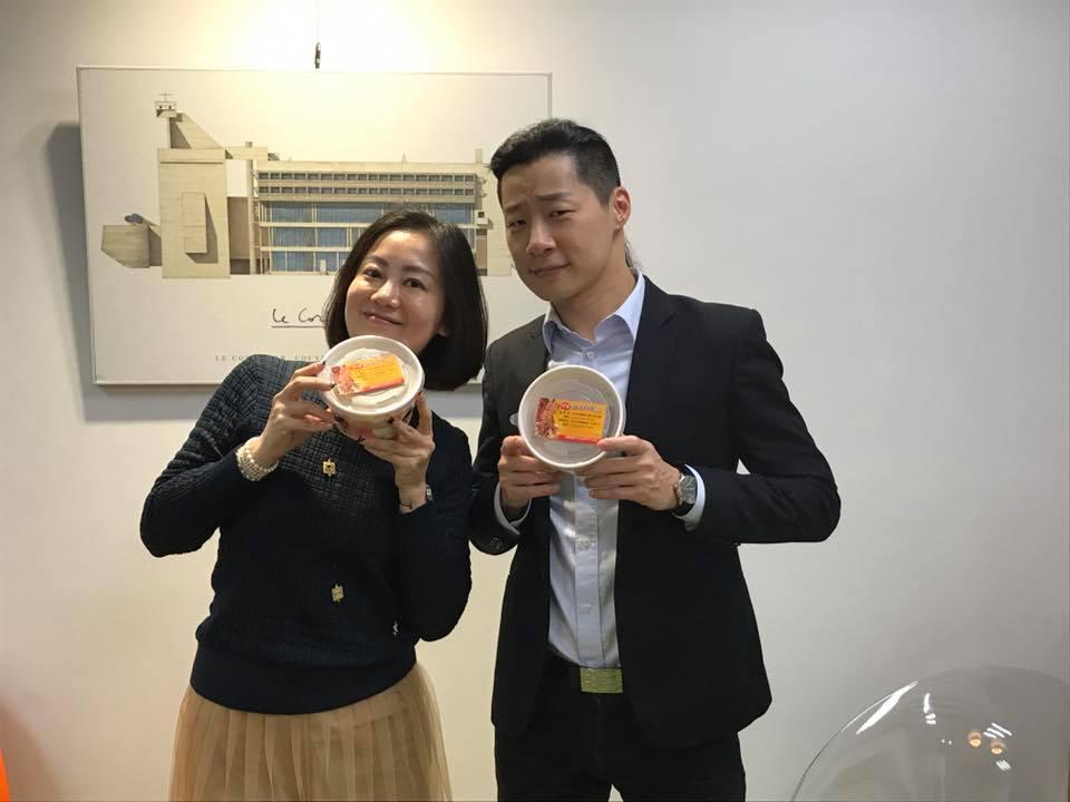 時代力量立委林昶佐日前送油飯給立法院同事，民進黨立委吳思瑤將兩人合照貼在臉書。（翻攝吳思瑤臉書） 
