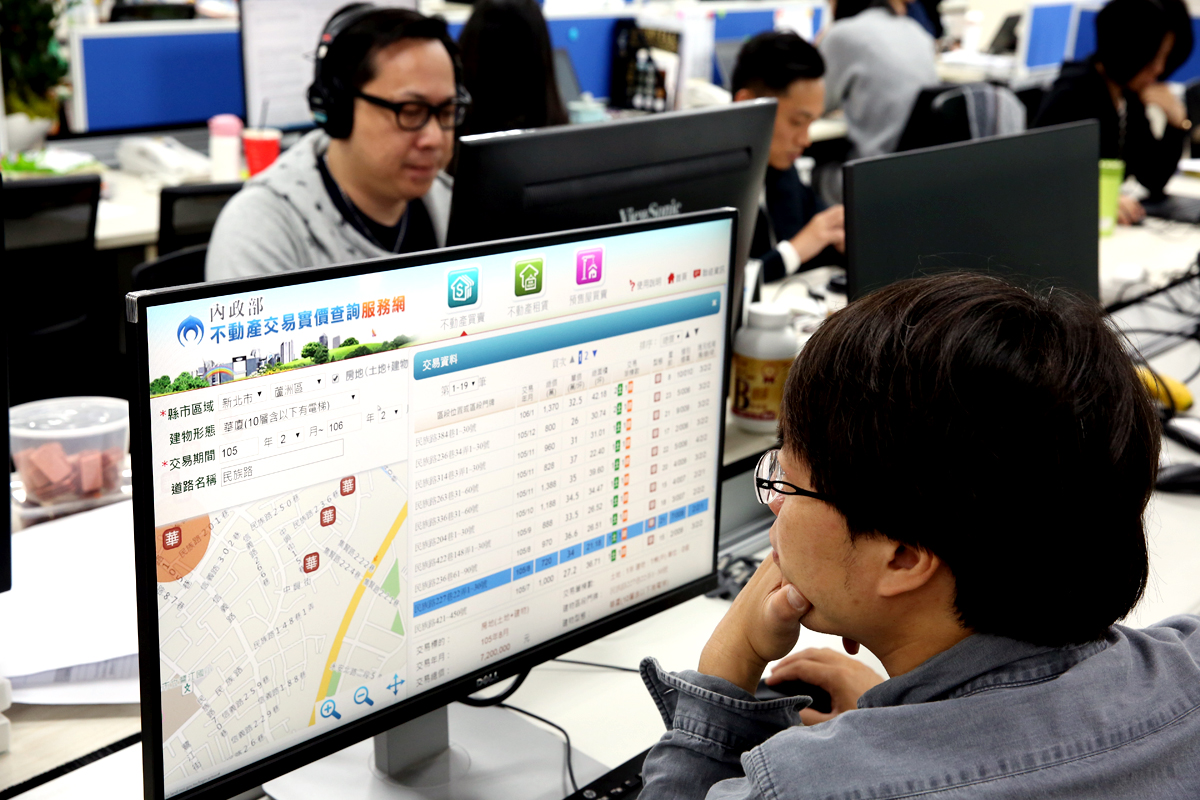 政府在2012年8月推動實價登錄後，民眾買賣房屋的資訊愈來愈透明。