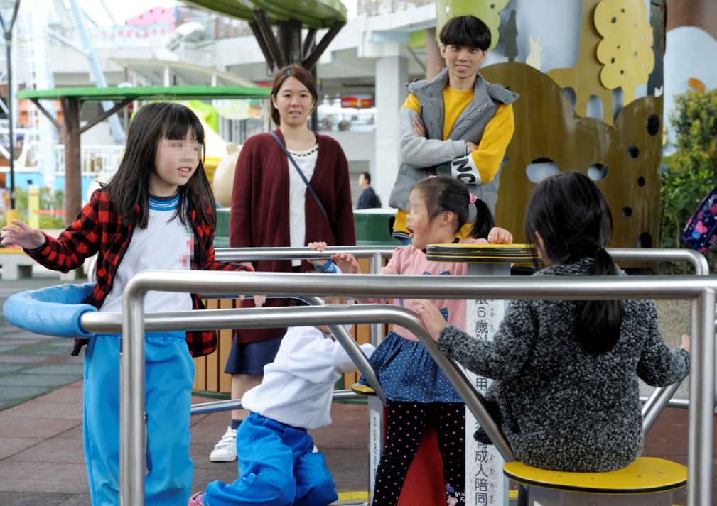 想把兄弟姊妹的子女列為扶養親屬，會計師提醒，必須在同一戶籍。圖為夫妻與小孩合照。