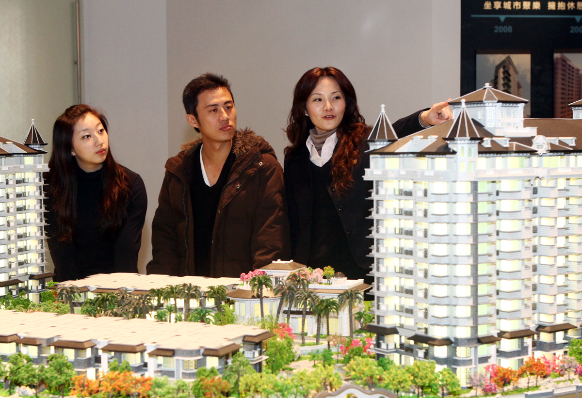 財政部提到，夫妻互贈不動產的成本放寬，有利於民眾省稅。圖為夫妻看屋照。