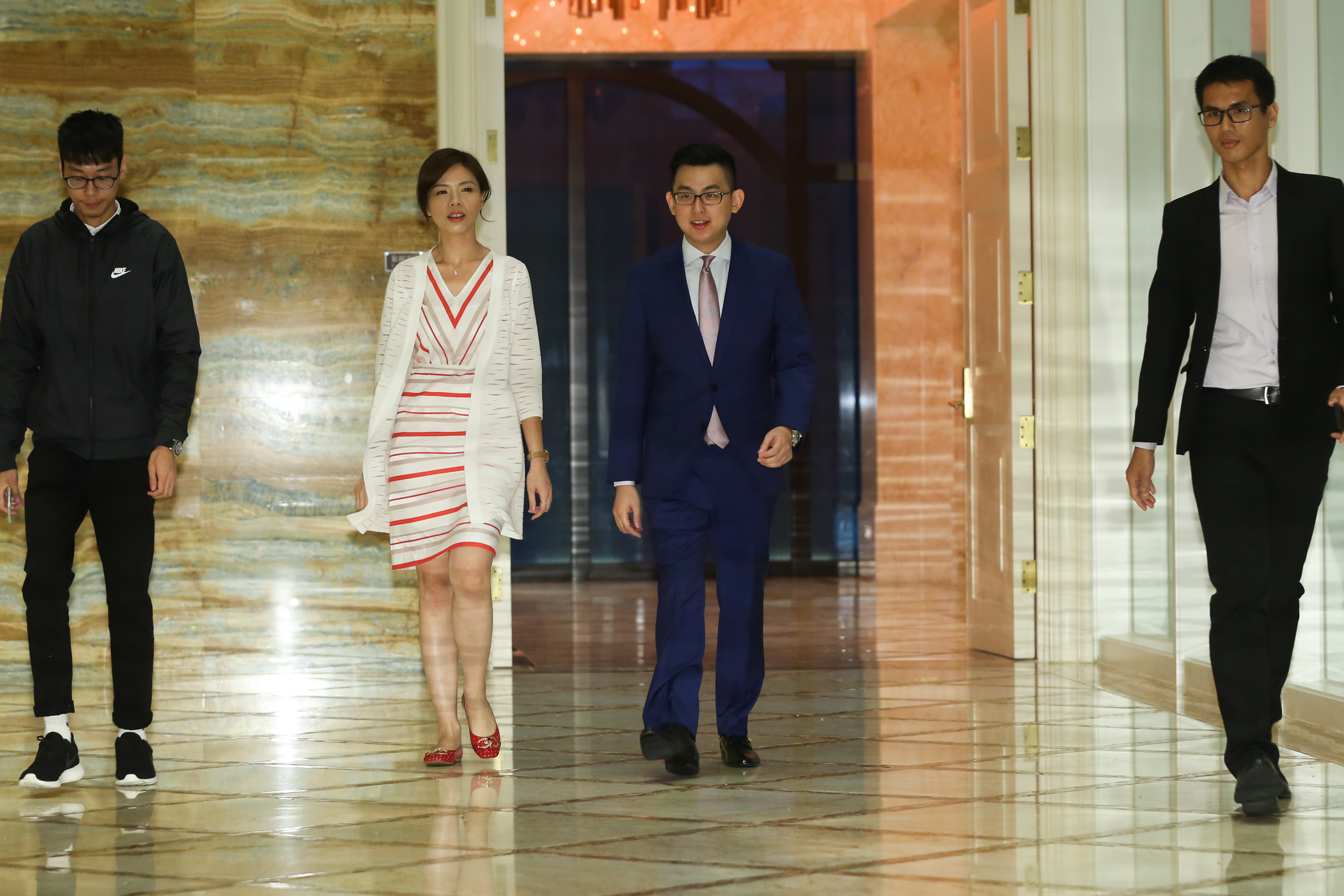 時代力量立委洪慈庸與台中市新聞局長卓冠廷戀情修成正果，本刊讀者今天獨家直擊2人完成結婚登記，洪穿著一雙紅色平底鞋。