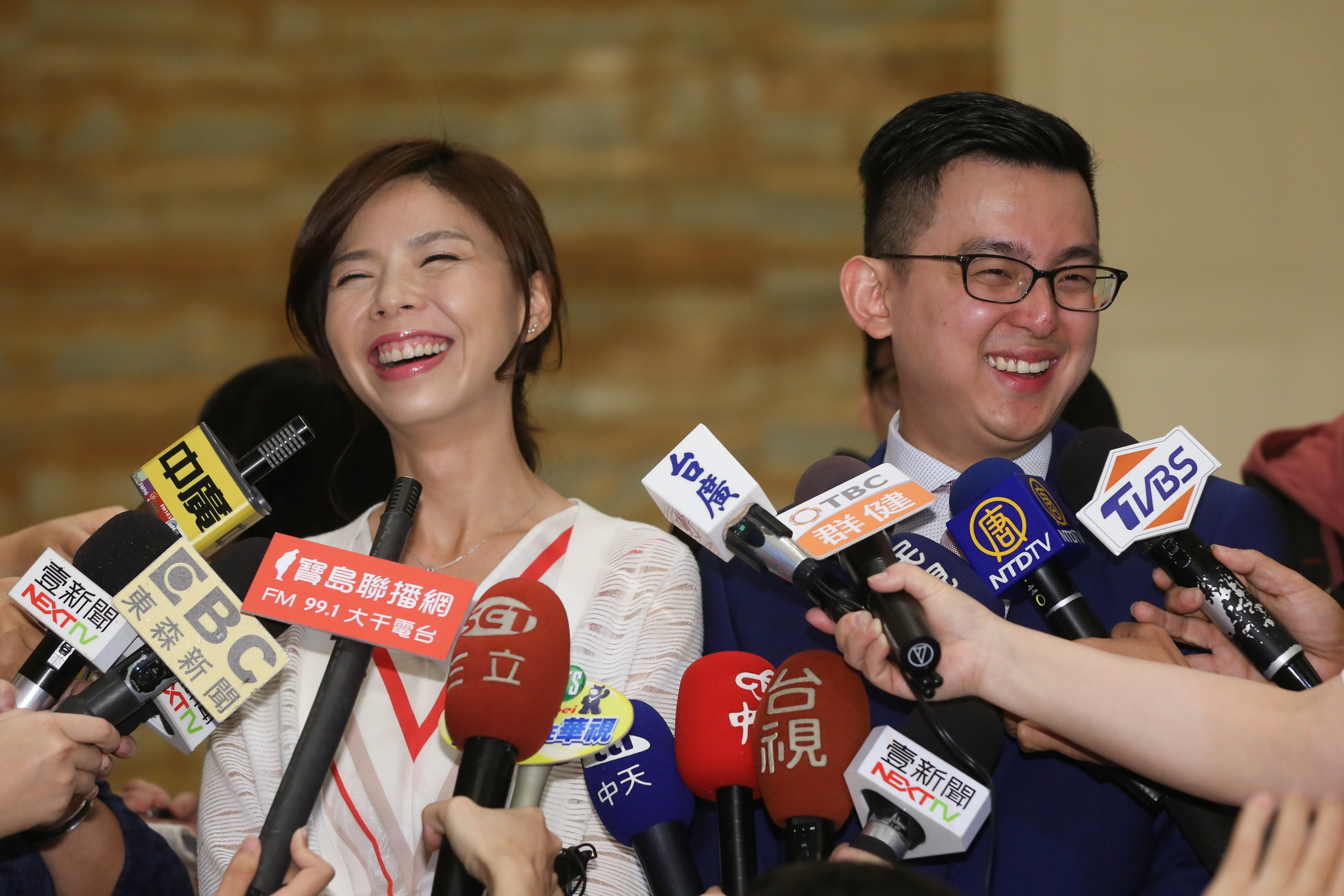 洪慈庸今天受訪時嬌羞地說，最欣賞卓冠廷認真的特質。