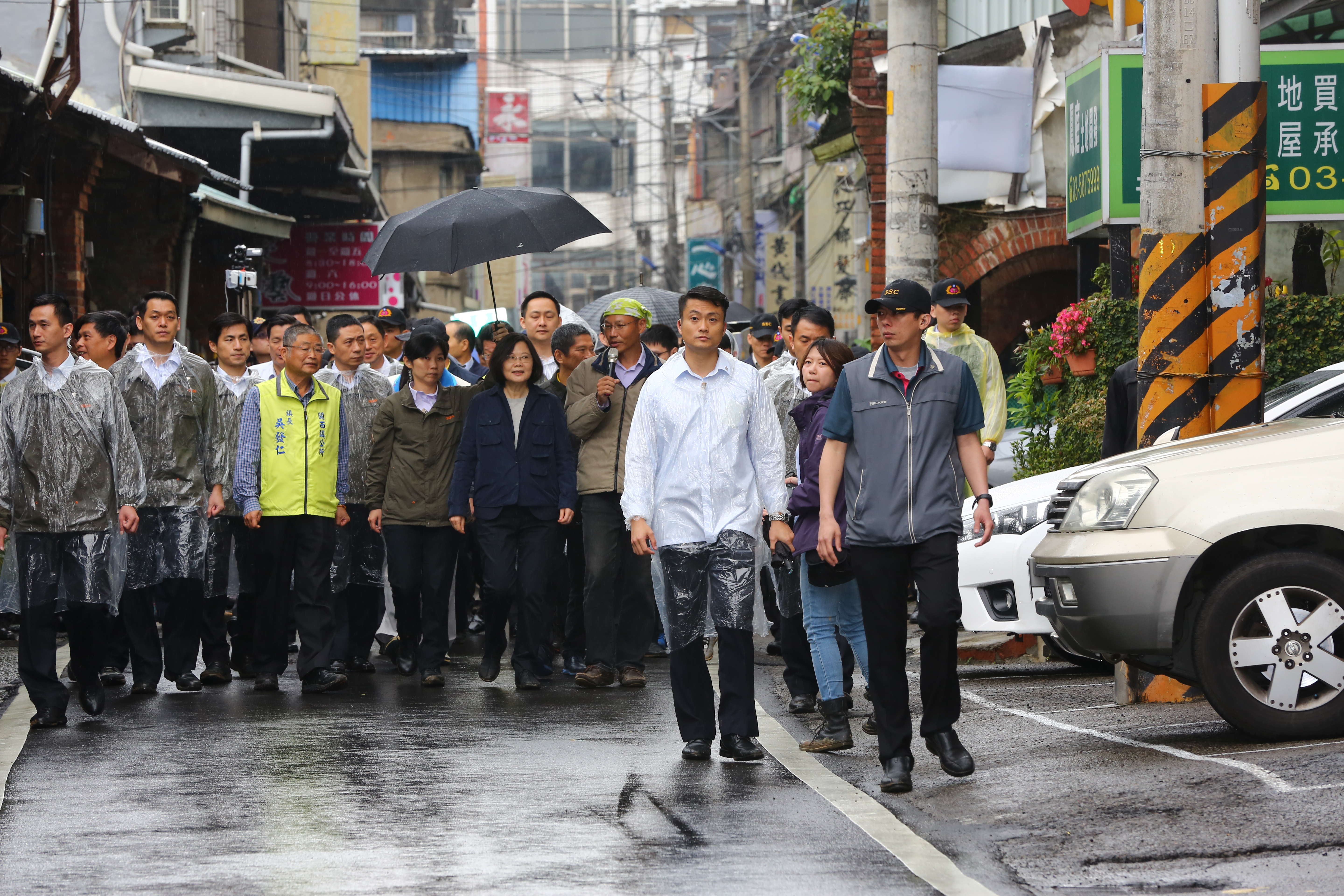 總統蔡英文4月22日前往新竹縣關西鎮出席「客家桐花祭」活動,黃于倩冒雨貼身拍攝。