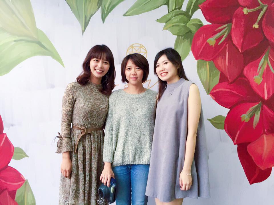 總統就職典禮主持人「客家妹」陳明珠(左)日前出席友人婚禮,也與黃于倩(中)合照。(翻攝自陳明珠臉書)