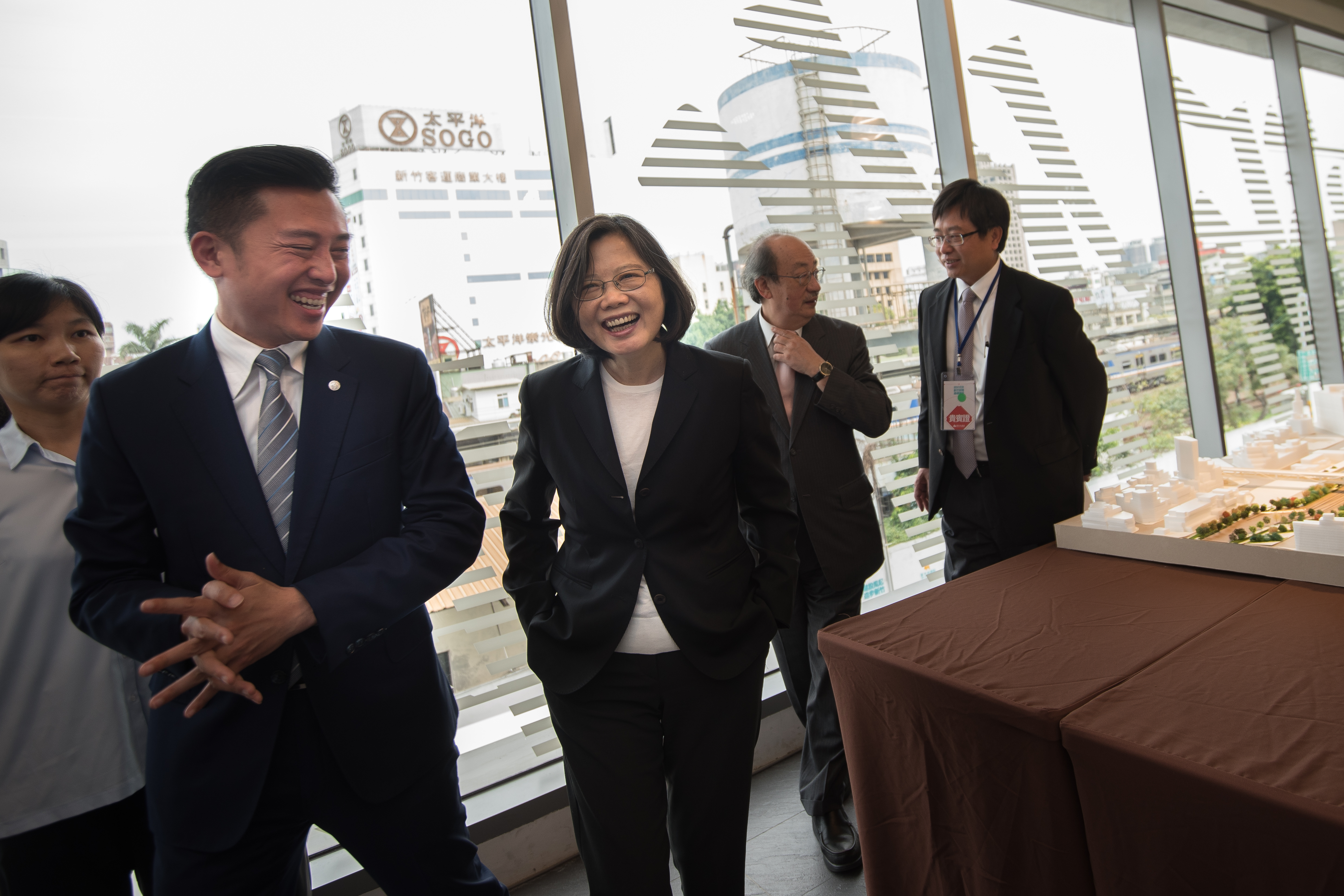 總統蔡英文4月6日前往新竹市視察，黃于倩拍下蔡與新竹市長林智堅互動。（總統府提供）