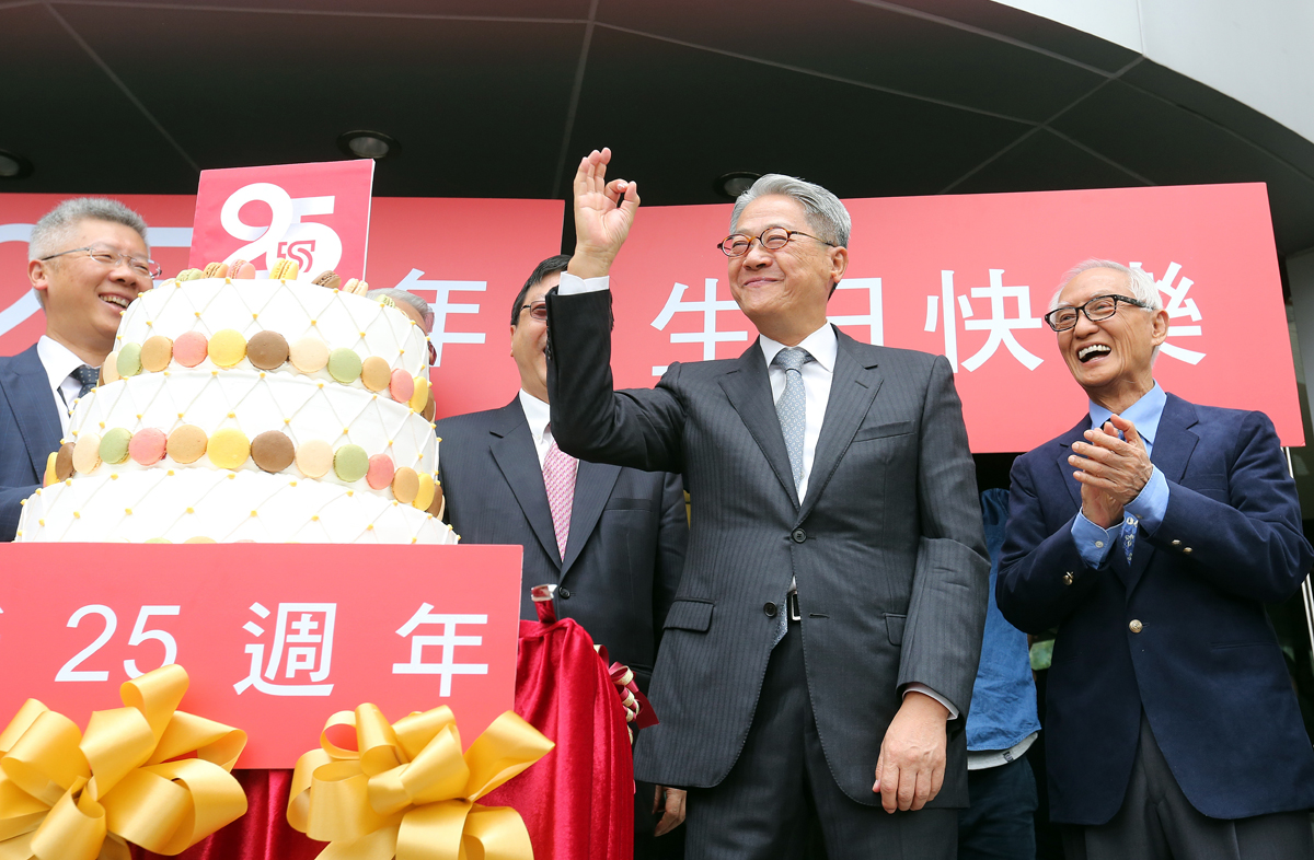 吳東亮日前才幫台新銀歡度25歲生日，彰銀成為他糾纏12年的痛。