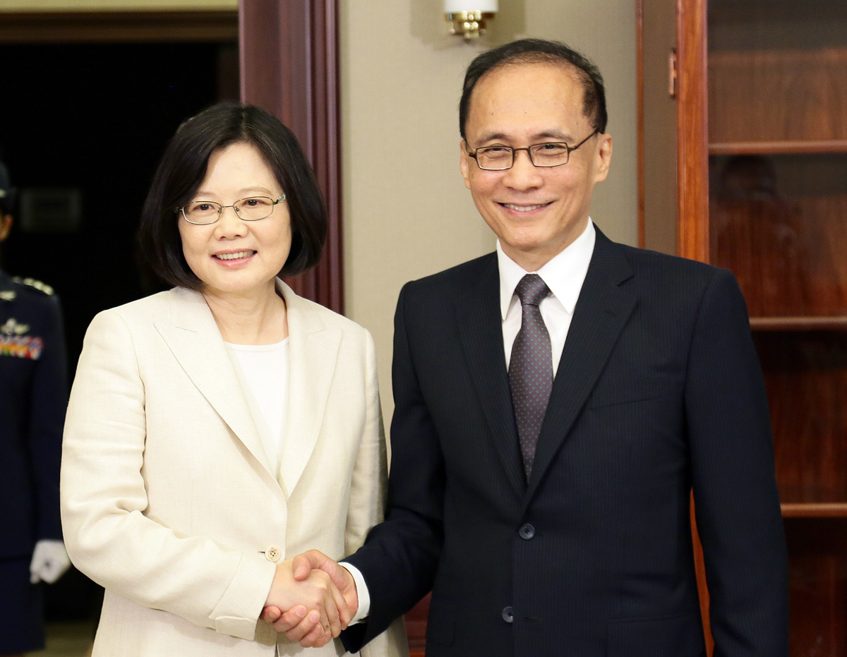蔡英文和林全最終仍決定要捍衛公股權益。（總統府提供）