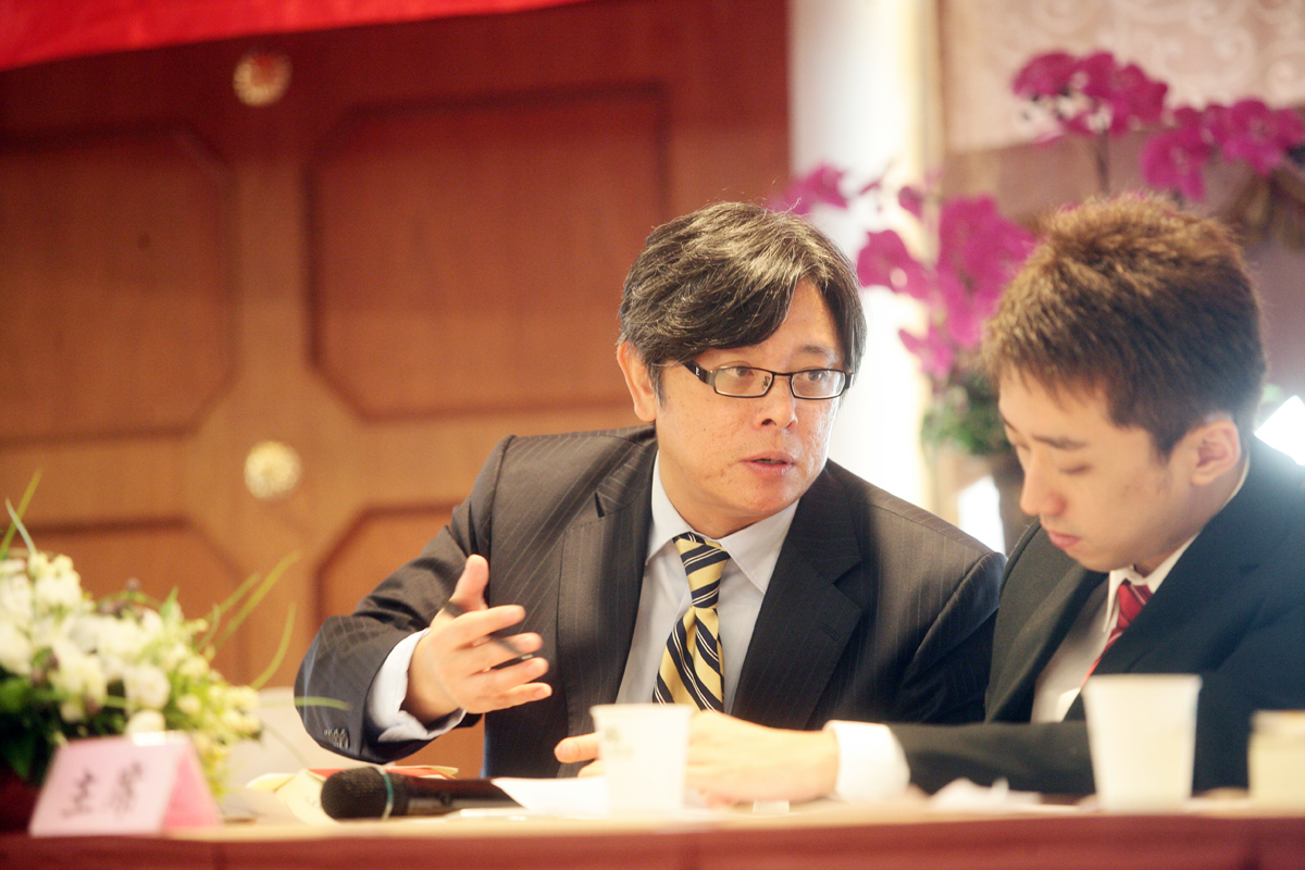 財政部今年再度找上擅打經營權官司的律師梁懷信（左），力保彰銀。（今周刊）