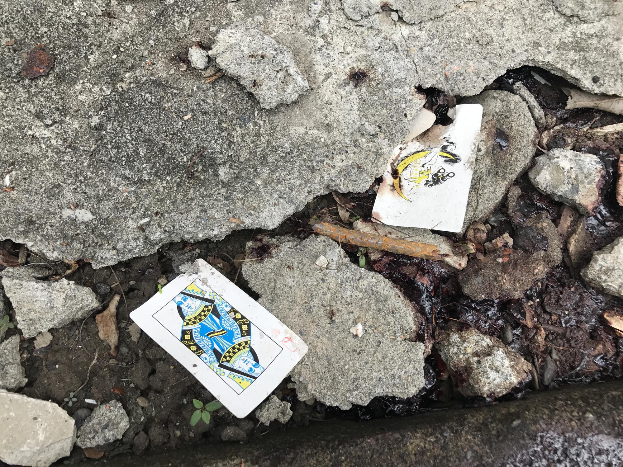 命案現場留兩張撲克牌，其中一張是鬼牌，警方認為行凶手法像報復老千。
