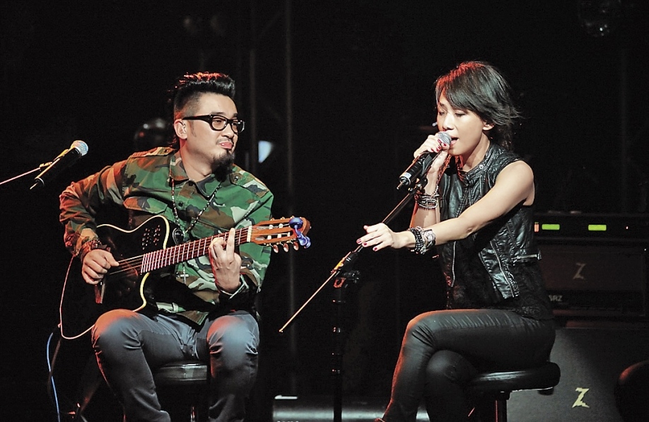 恭碩良與林憶蓮相差11歲，也是她的御用樂手，交往期間曾傳出分手，還讓林憶蓮發聲明駁斥。（東方IC）