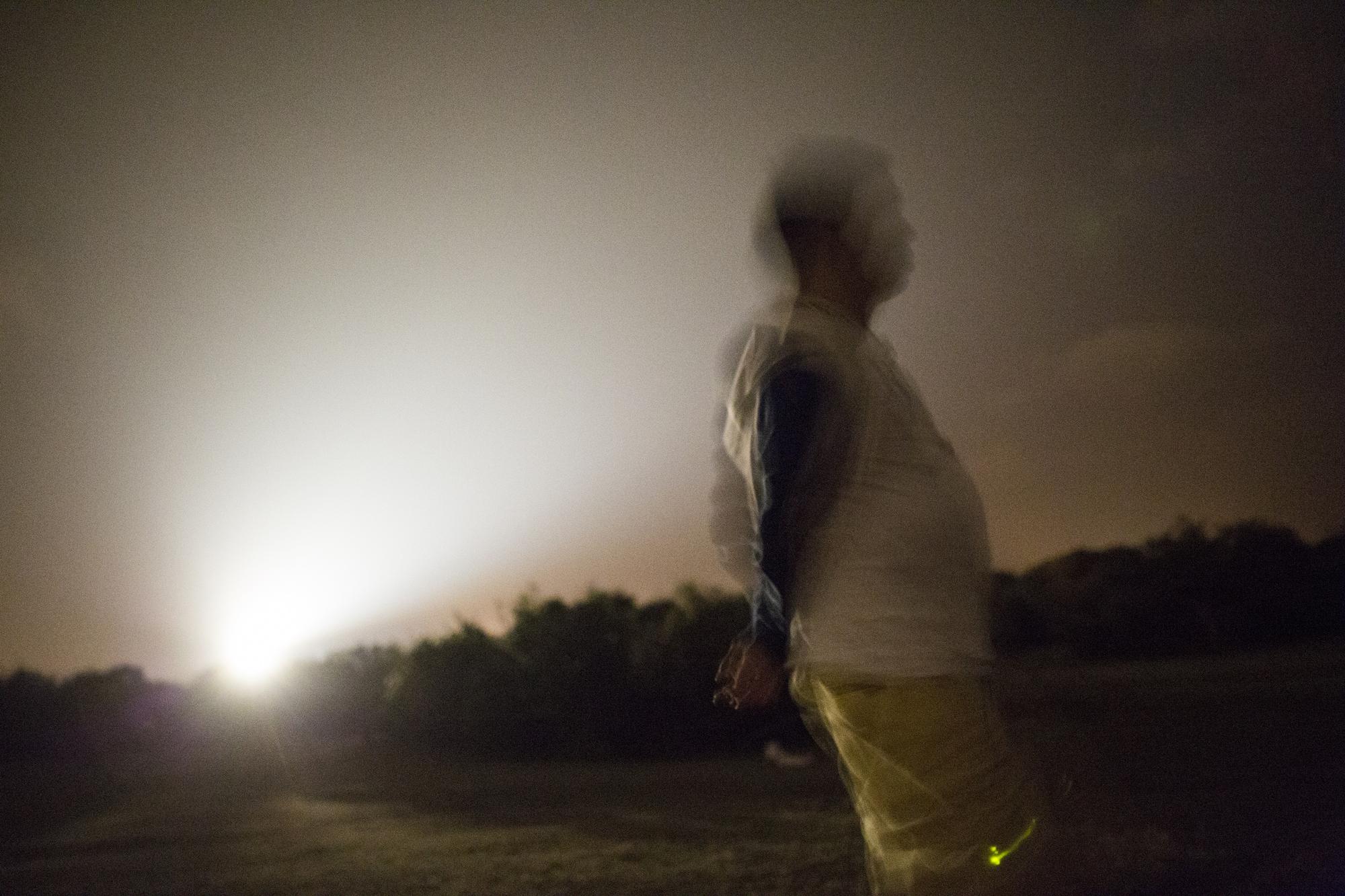 因為工作來到墾丁的夜裡，他會獨自來到鵝鸞鼻燈塔旁的草地仰望星空。