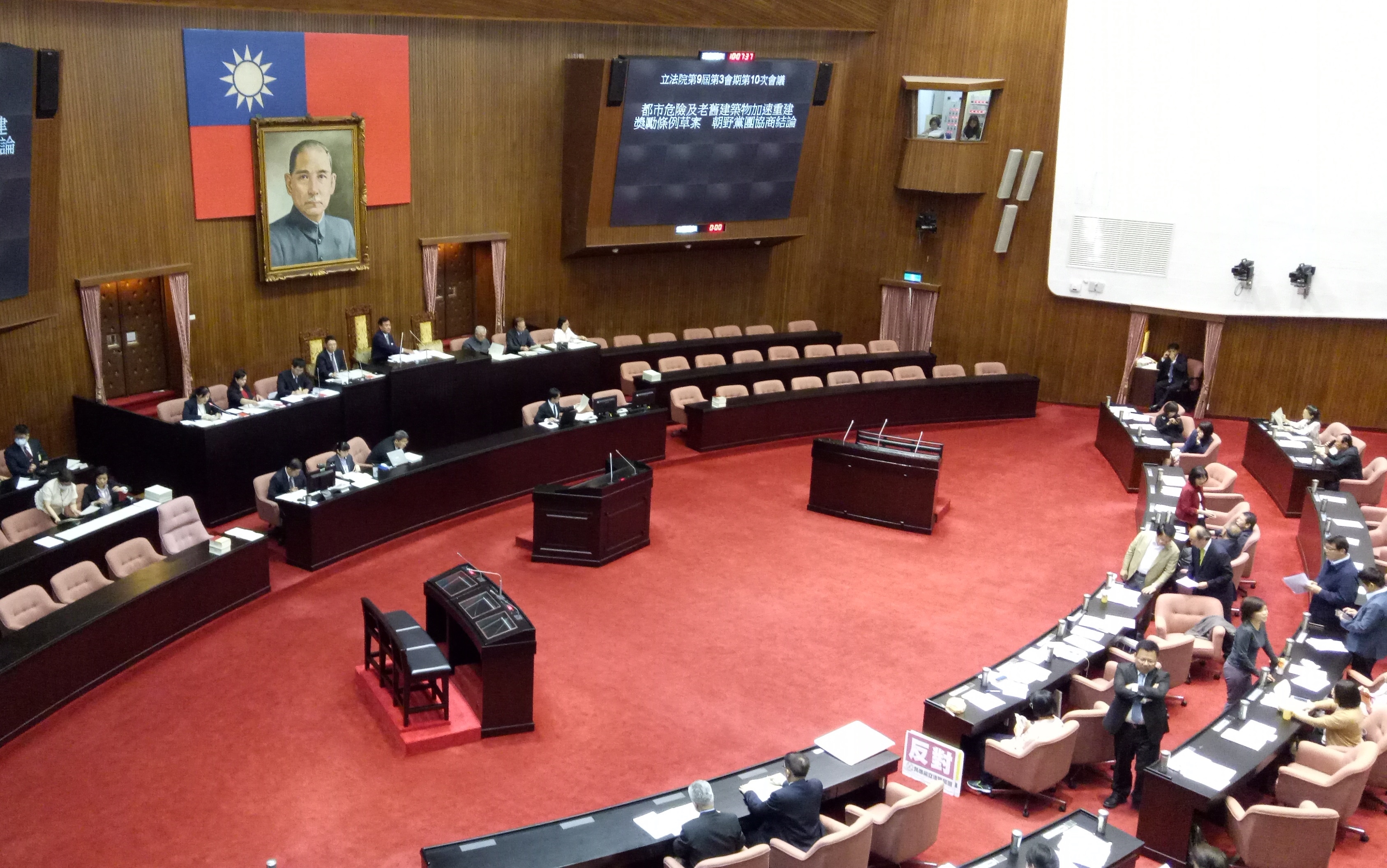 立法院院會今三讀通過新法，將黨職併公職現象修正，並可追討溢領退休金。