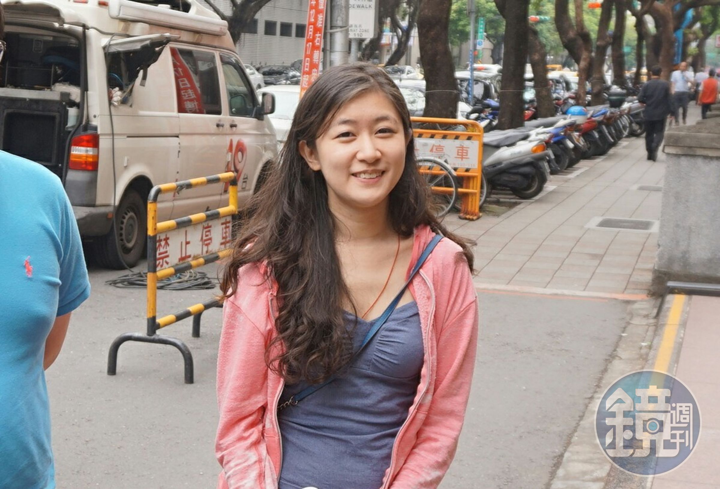 鄧文聰的明星女兒鄧任妤到法院旁聽，為父親加油打氣。