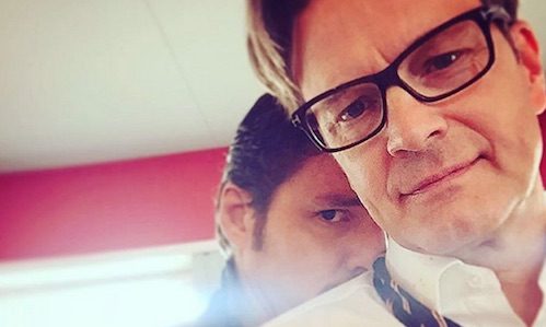 《金牌特務：機密對決》拍攝時，就有柯林佛斯(右)現身片場的照片外流。（取自Pedro Pascale Instagram）