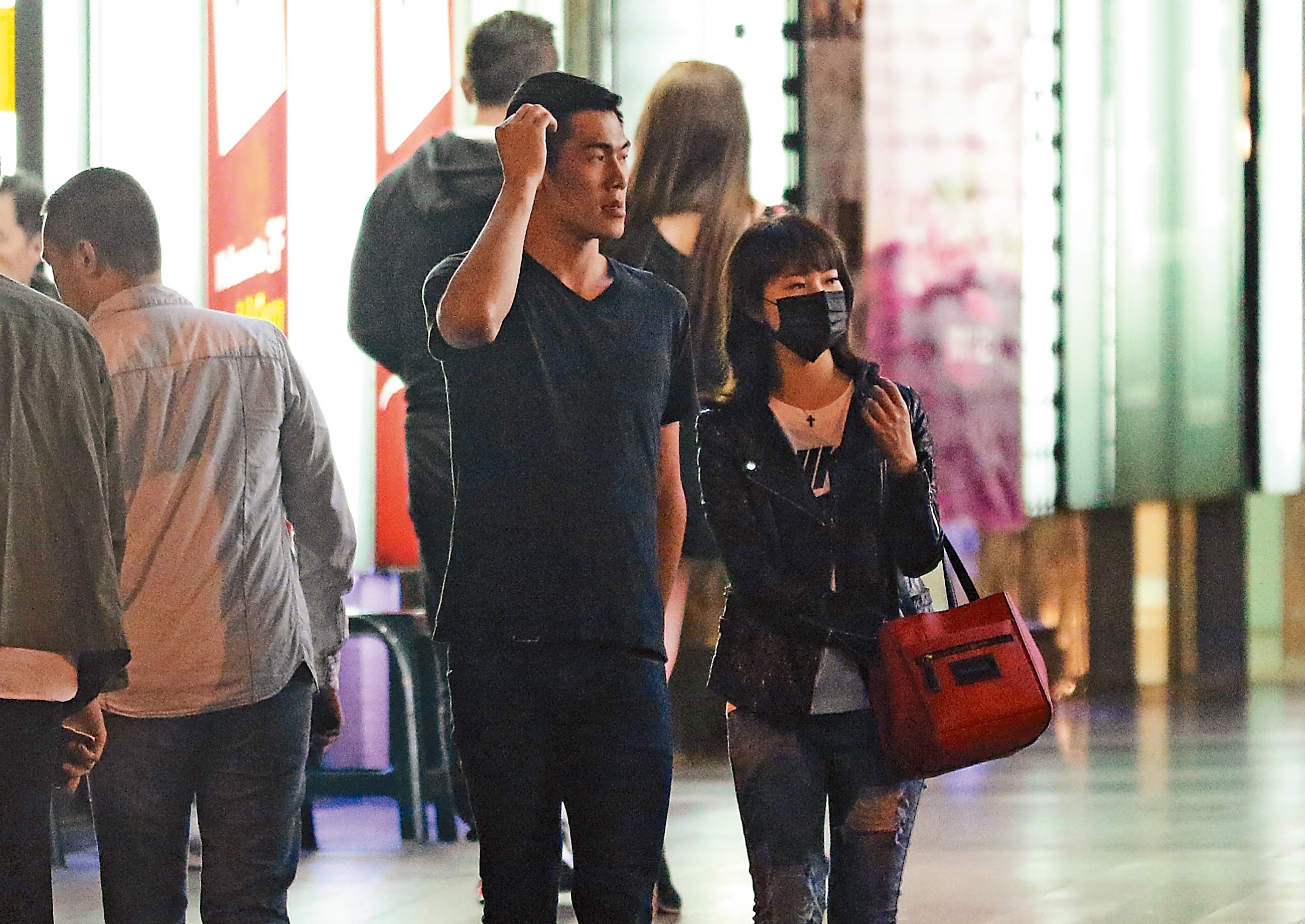 本刊直擊，籃球新星劉錚背著女友，偷偷跟前緯來女主播俞西潔私會；不僅公廁私會，這對男女還深夜一起從北市東區的知名夜店走了出來。