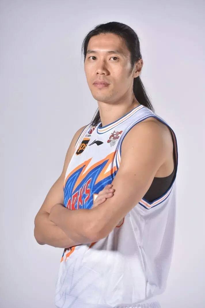 曾文鼎曾因網路交友沾腥，幸好多年交往的女友未曾離去，已於去年結婚。（翻攝自「台灣第一中鋒」曾文鼎FB）