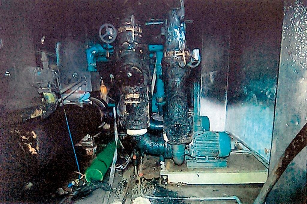  爆炸後冷媒油、冷凍油外洩噴灑，溫度之高，令現場付之一炬。（翻攝畫面）
